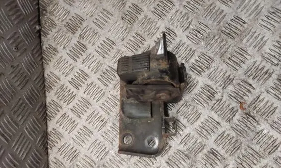 Toyota Avensis T270 Engine mount bracket