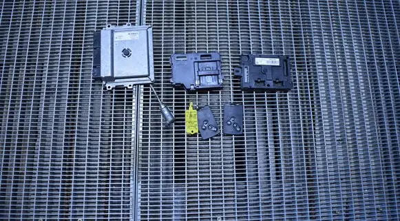 Renault Clio IV Engine ECU kit and lock set 237105499R 237102982S