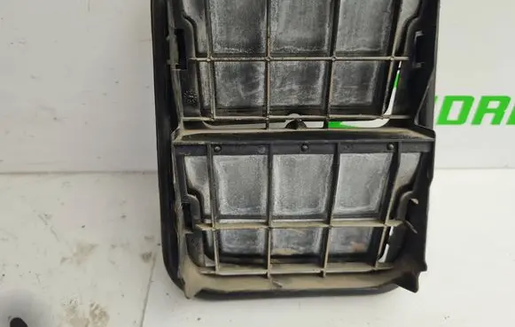 Opel Vivaro Quarter panel pressure vent 