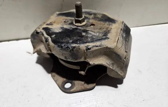 Mitsubishi Pajero Engine mount bracket AV68827