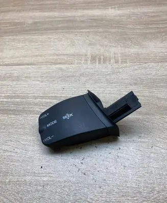 Ford Focus Steering wheel buttons/switches 758709