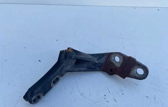 Toyota Avensis T250 Engine mounting bracket 3311905010