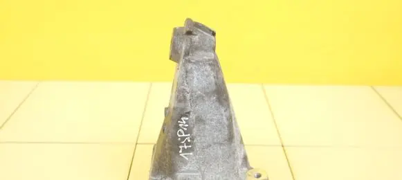 Mercedes-Benz C W204 Engine mounting bracket A2712231904 271910