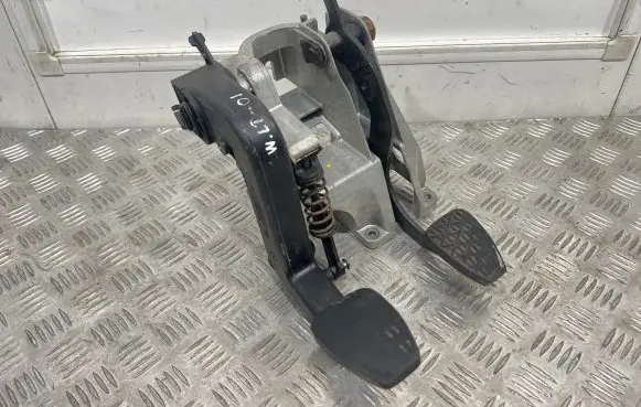 Volkswagen II LT Pedal assembly A0012901916 A9012902416 A9012900419