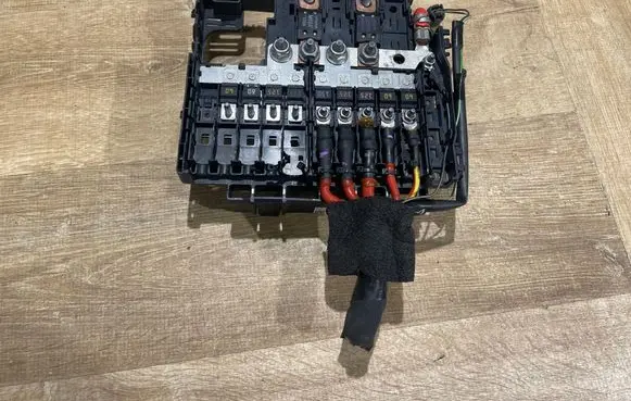 Land Rover Range Rover Evoque L551 Battery relay fuse K8D214N073AB 35063557 0010771
