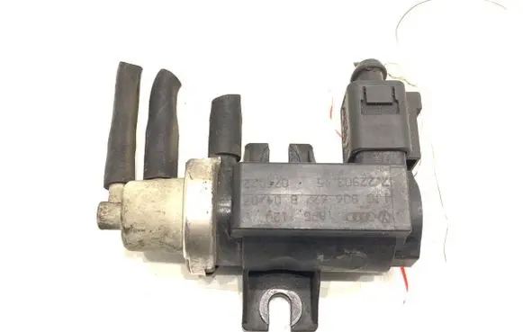 Volkswagen Golf V Fuel pressure regulator 1J0906627B