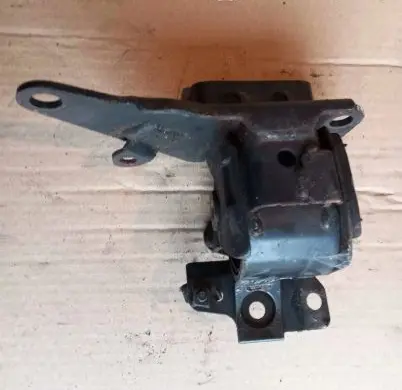 Toyota Avensis T250 Engine mount bracket