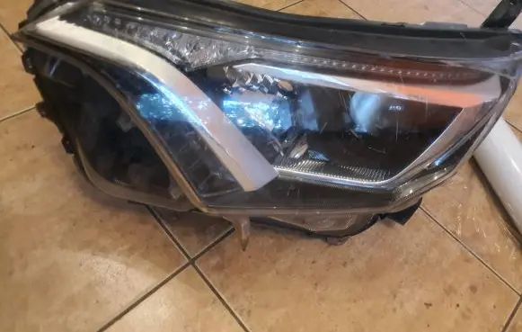 Toyota RAV 4 (XA40) Headlight/headlamp W3049