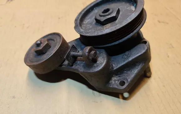 Chrysler Grand Voyager II Generator/alternator belt tensioner