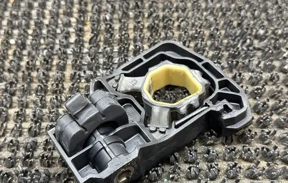 BMW 6 F12 F13 Radiator mount bracket 7575248