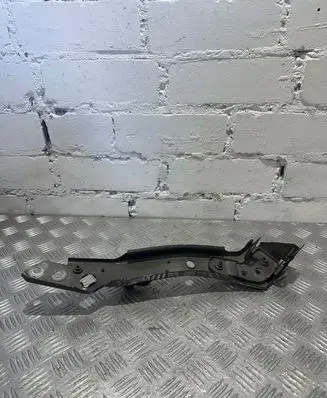 Headlight/headlamp mounting bracket