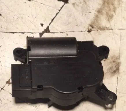 Audi Q7 4L Air flap motor/actuator 52411483R04 3093694 050906D05