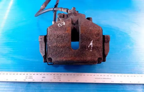 Volkswagen PASSAT B7 Front brake caliper 582V4