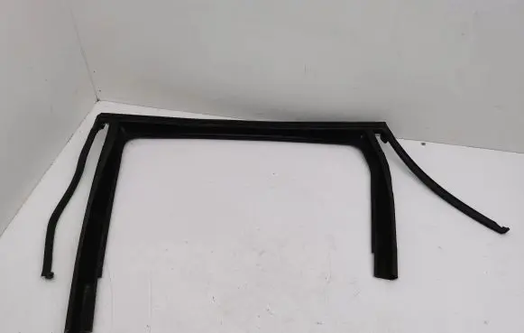 Jeep Cherokee Rubber seal rear door window/glass 
