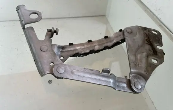 Engine bonnet/hood hinges