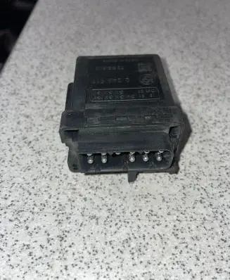 BMW 5 E39 Glow plug pre-heat relay 2246919