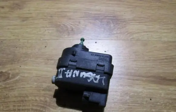 Headlight level adjustment motor