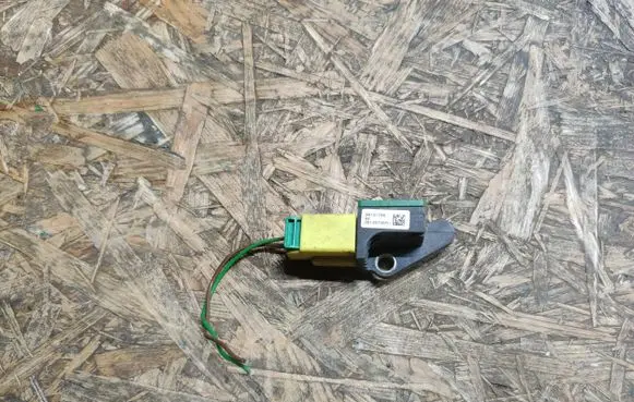 Volkswagen PASSAT B7 Airbag deployment crash/impact sensor 38131706 391229