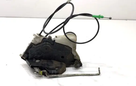 Toyota Yaris Front door lock 