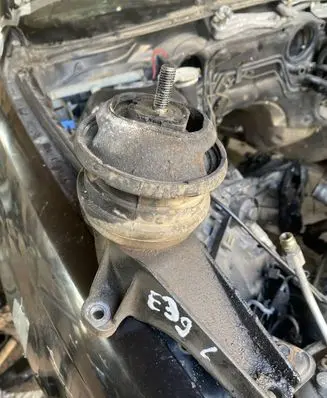 BMW 5 E39 Engine mount bracket