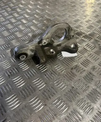 Engine mounting bracket