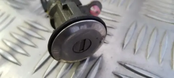 Nissan Primera Front door lock (next to the handle) 