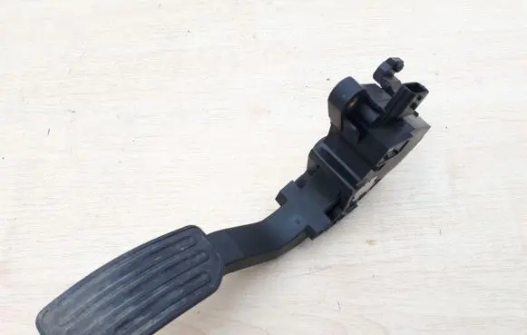 Nissan Juke I F15 Accelerator throttle pedal 180021KM0A