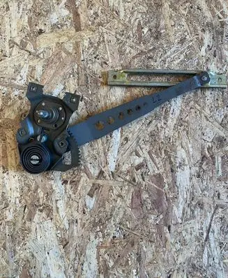 Rear door manual window regulator