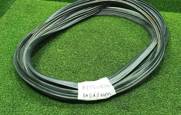 Mitsubishi Pajero Trunk rubber seal (body) 