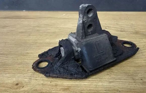 Volvo V70 Engine mount bracket 9492872