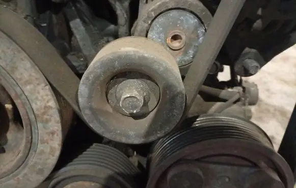 Mazda 6 Generator/alternator belt tensioner