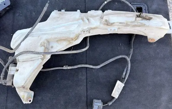 Ford Focus Windshield washer fluid reservoir/tank 4M5113K163