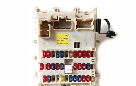 Nissan Almera N16 Fuse module 243505M310