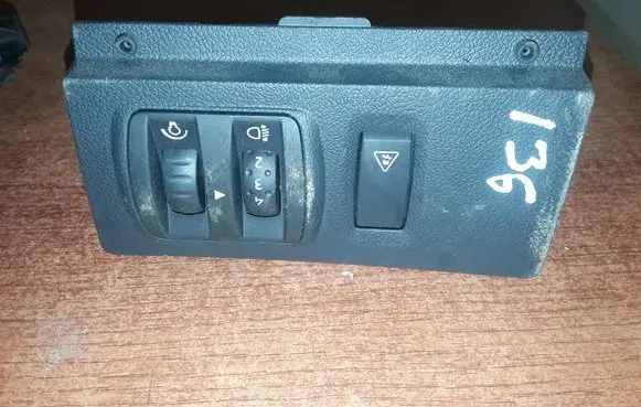 Renault Megane III Headlight level height control switch 1001179