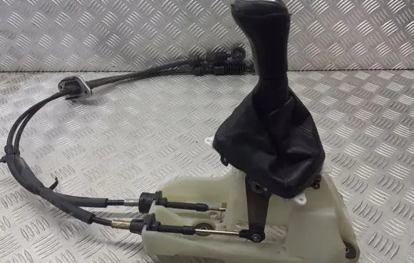 Mitsubishi Outlander Gear selector/shifter in gearbox 