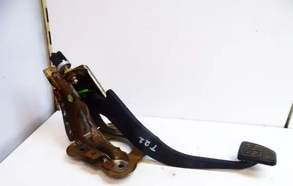 Toyota Avensis T220 Brake pedal