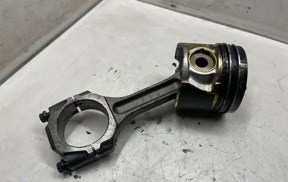 Hyundai Santa Fe Piston with connecting rod