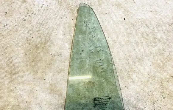 Opel Astra F Rear vent window glass 