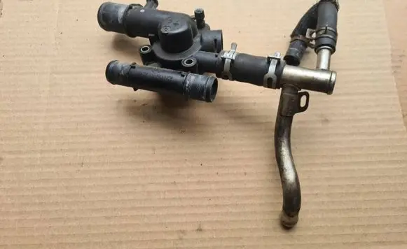Suzuki Grand Vitara II Thermostat housing DDis