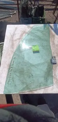 Ford Mondeo Mk III Front door window glass four-door 1212123