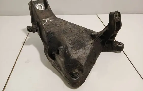 BMW 1 E81 E87 Engine mounting bracket 24168110 6760309