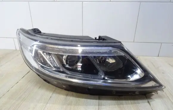 KIA Sorento Headlight/headlamp 921022P630