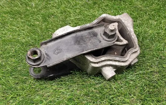 Volvo S60 Engine mount bracket 30748173 6G926P082LB