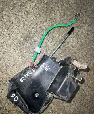 BMW 5 E39 Front door lock 8235126