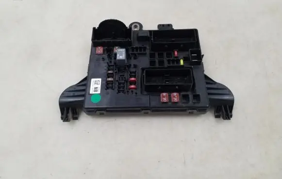 Opel Insignia A Fuse module 13277318