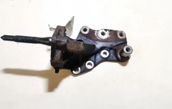 Hyundai Trajet Engine mounting bracket