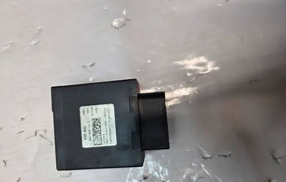 Volkswagen Golf VIII Fuel level meter relay 5Q0906121T