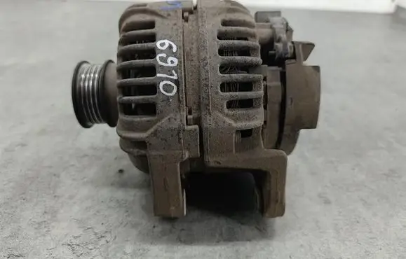 Opel Zafira B Generator/alternator 55556067