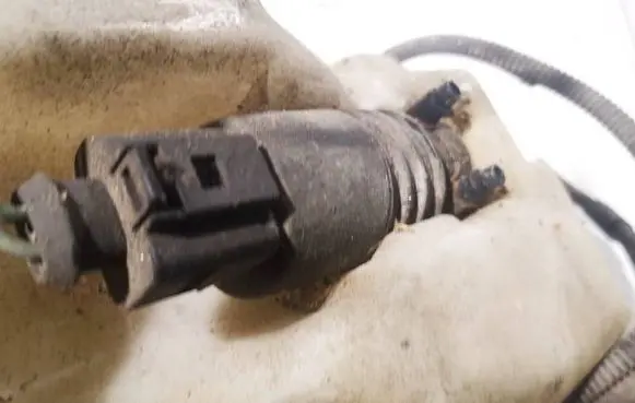 Volkswagen Golf IV Windscreen/windshield washer pump 