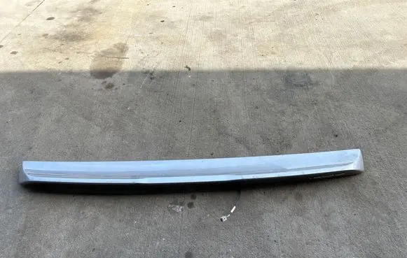 Tailgate/trunk spoiler